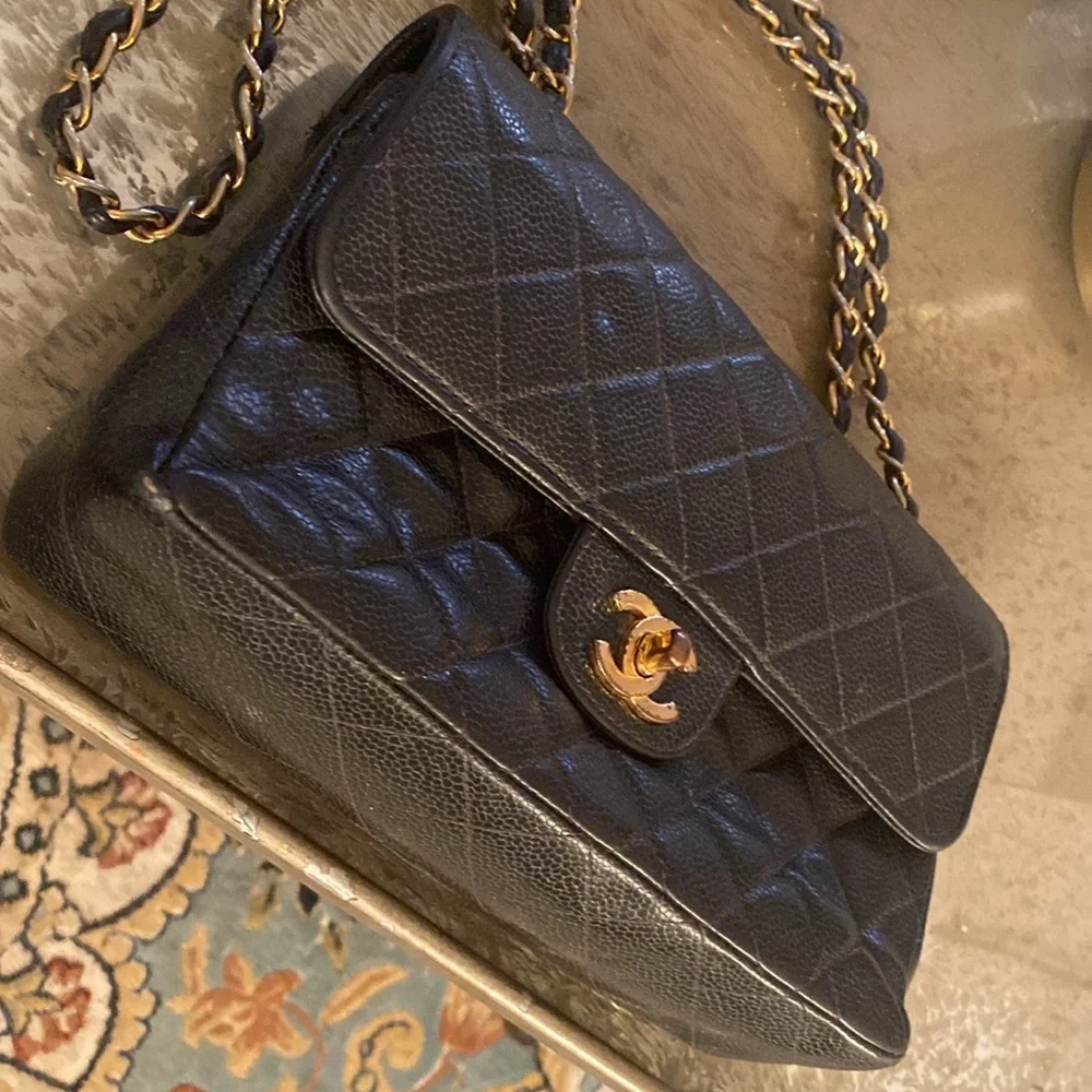 Classic 8.5x6 CHANEL®️CAViAR bag with gold chain to wear crossbody or shoulder. - Picture 2 of 11